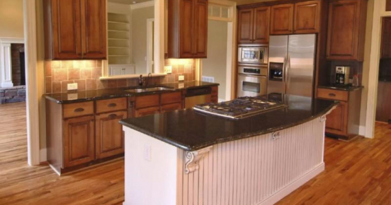 Деревянный пол на кухне